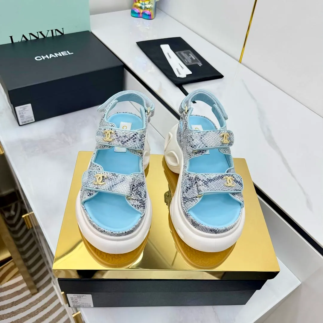 👟👟Ex-factory price 680👟👟 Top version... Chanel｜Chanel Xiaoxiang Velcro Beach Slippers Slippers Casual Beach Shoes 25ss Spring and Summer New Style! Beach shoes are a hit all over the internet! The latest model from the counter, I am still willing to buy it on my feet. It must be ranked among the most popular models. It is invincible in all seasons. Various bloggers and Internet celebrities can see the matching styles. Highly recommended. Pearlescent sheepskin upper, sheepskin lining, suede for feet. Original open-molded TPU outsole size: 35-40 (customized for 40 and 41). Full set of original packaging 👉 👉 👉 👉 👉